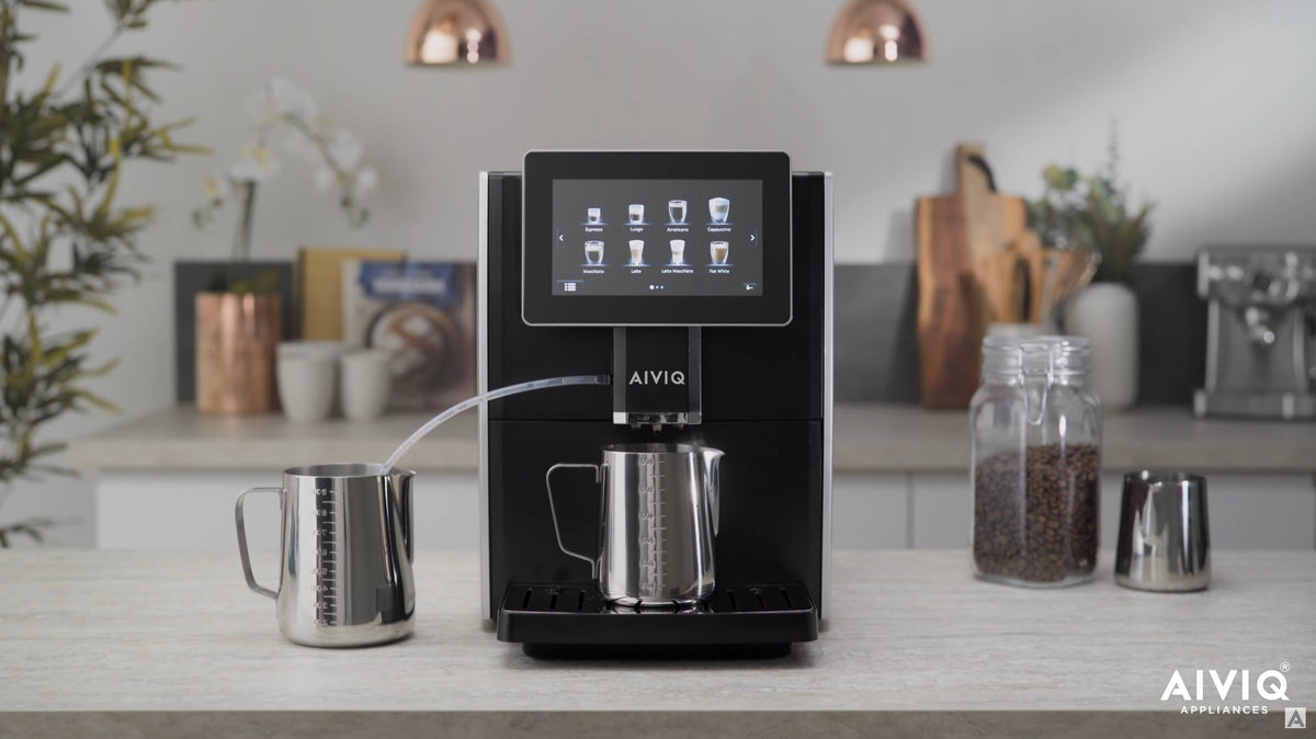 AIVIQ AEM-101S med mjölkslang och mjölkkanna på köksbänken
