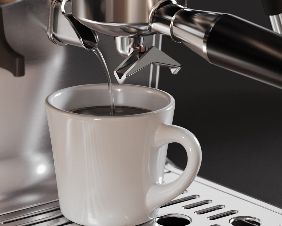 Varmt vatten rinner från en AIVIQ Aspire-espressomaskin ner i en vit kopp på gallret