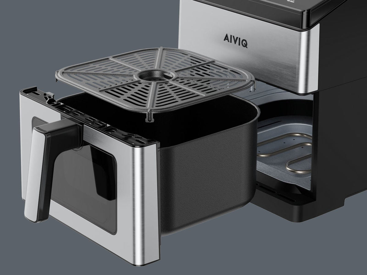 Airfryer med lådan utdragen, gallret upplyft och värmeelementet synligt i botten av utrymmet