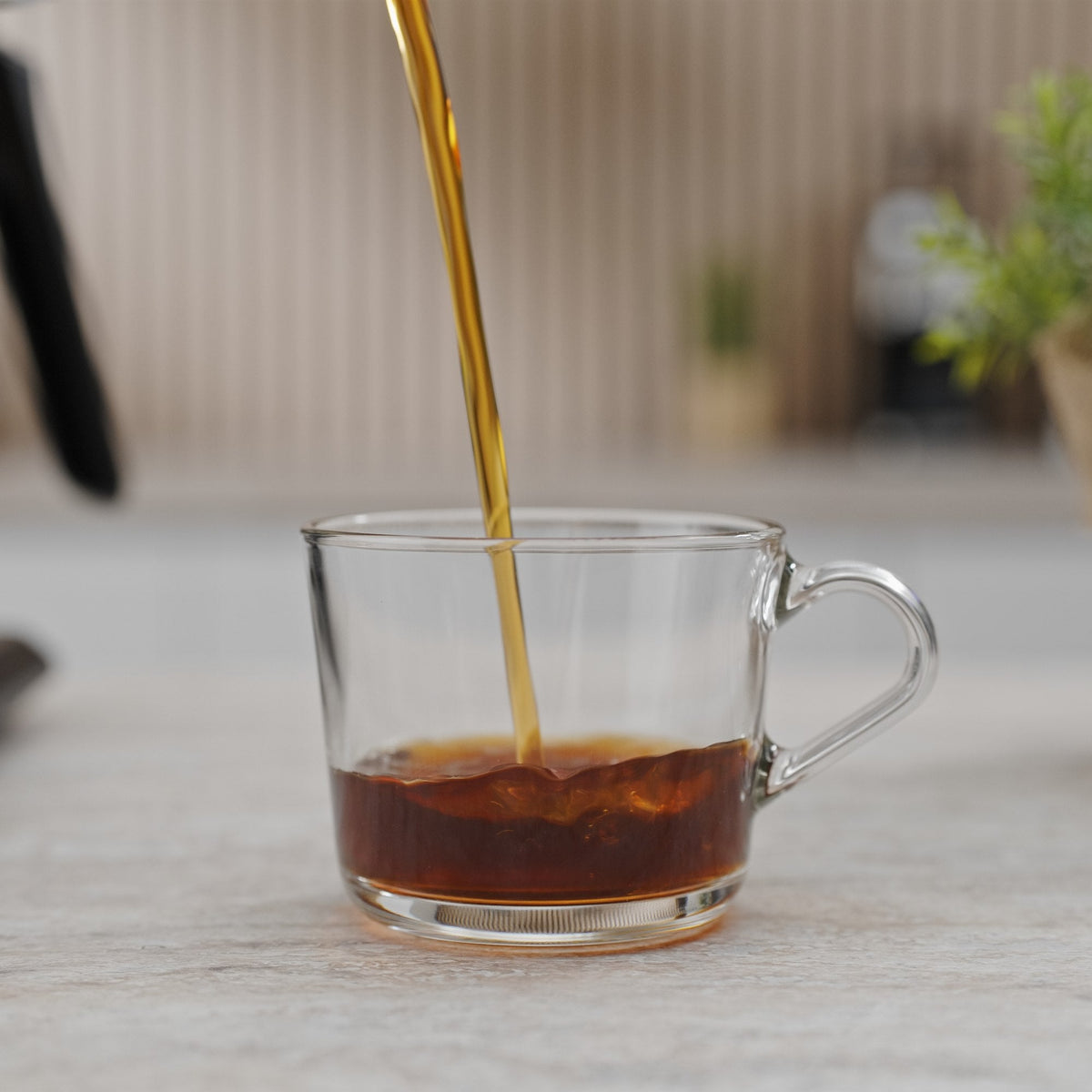 Precision Pour Pro häller upp kaffe i en glaskopp