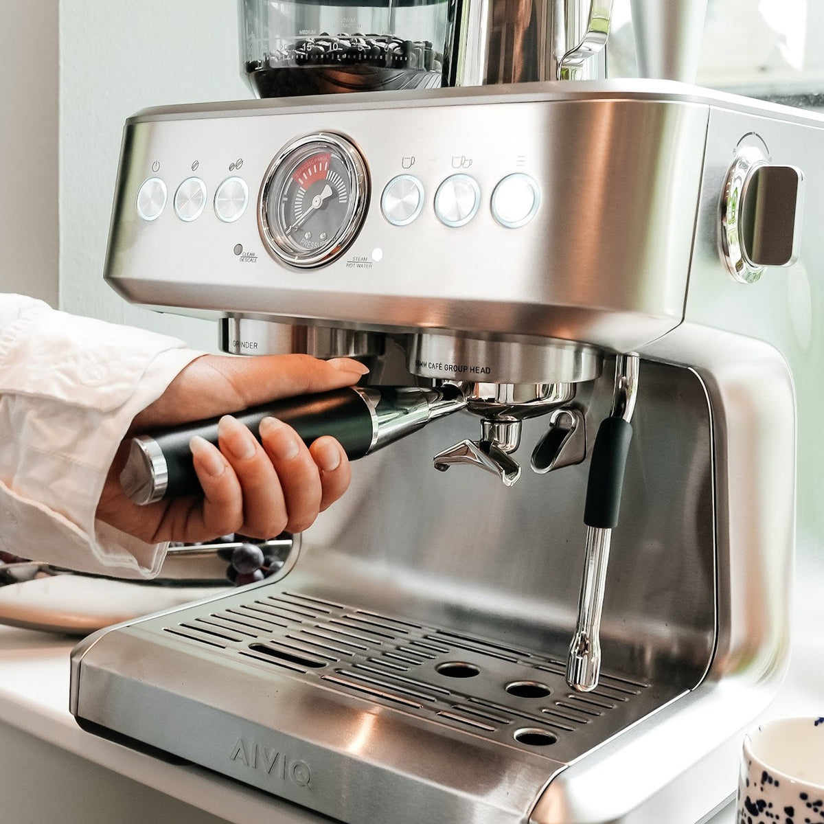 Aspire Brew: en person låser fast portafiltret: storlek