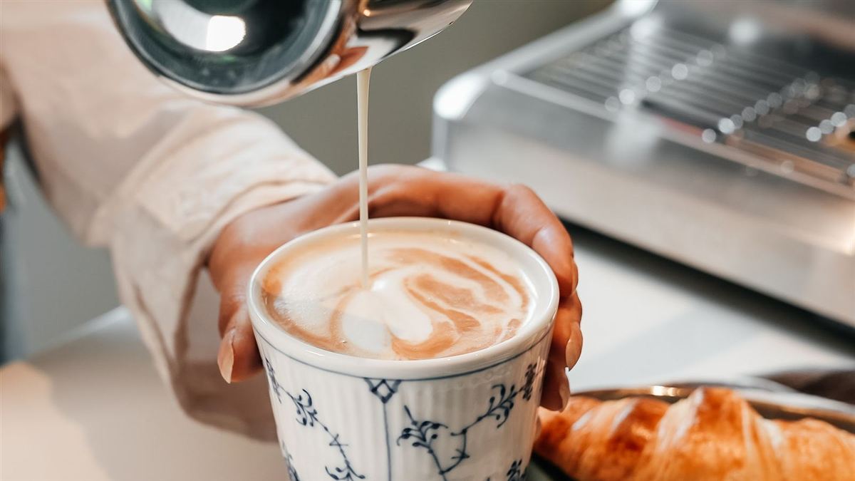 Mjölk som hälls i en cappuccino