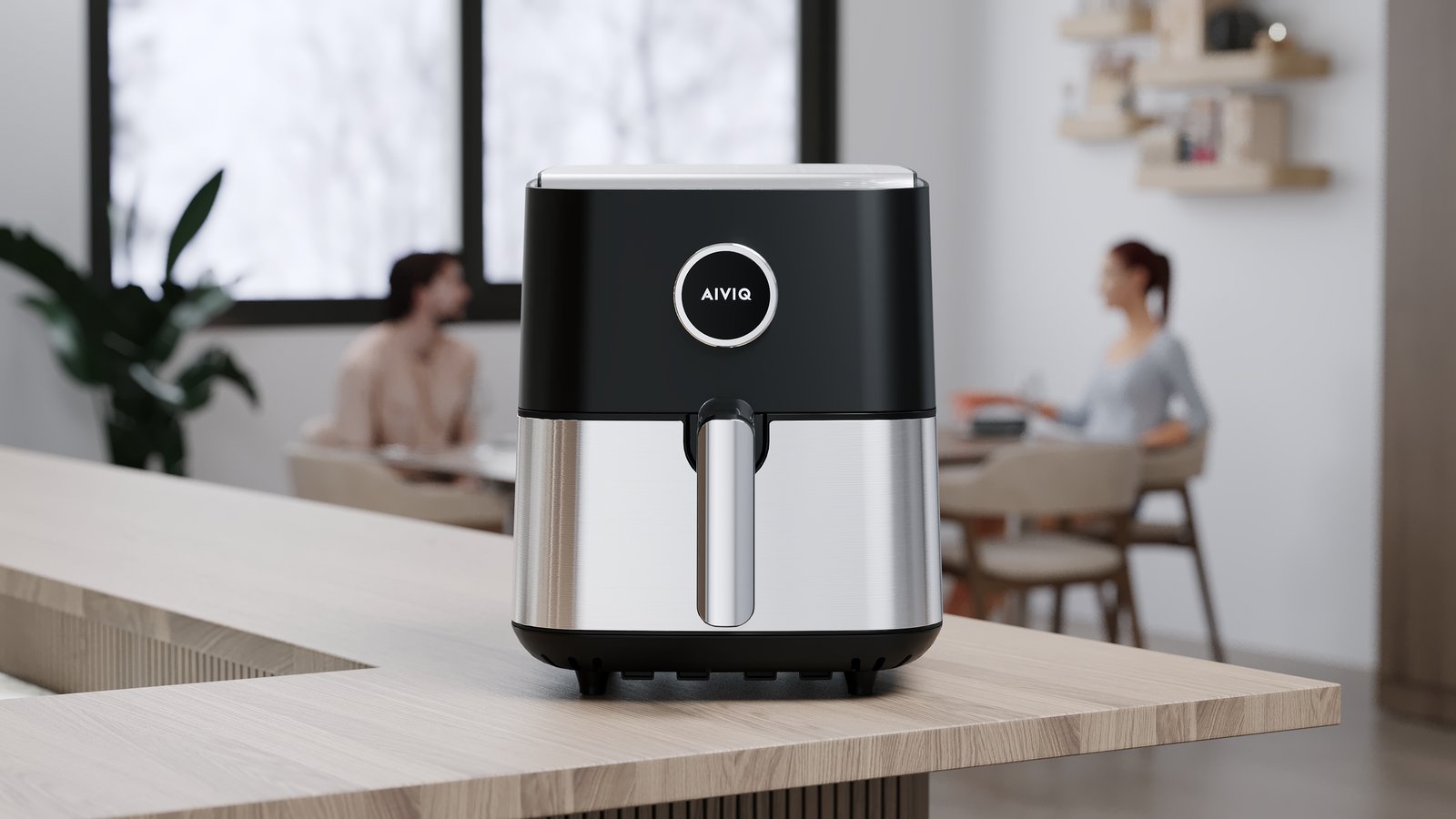 Två händer lägger potatisklyftor i korgen på en airfryer, sett ovanifrån
