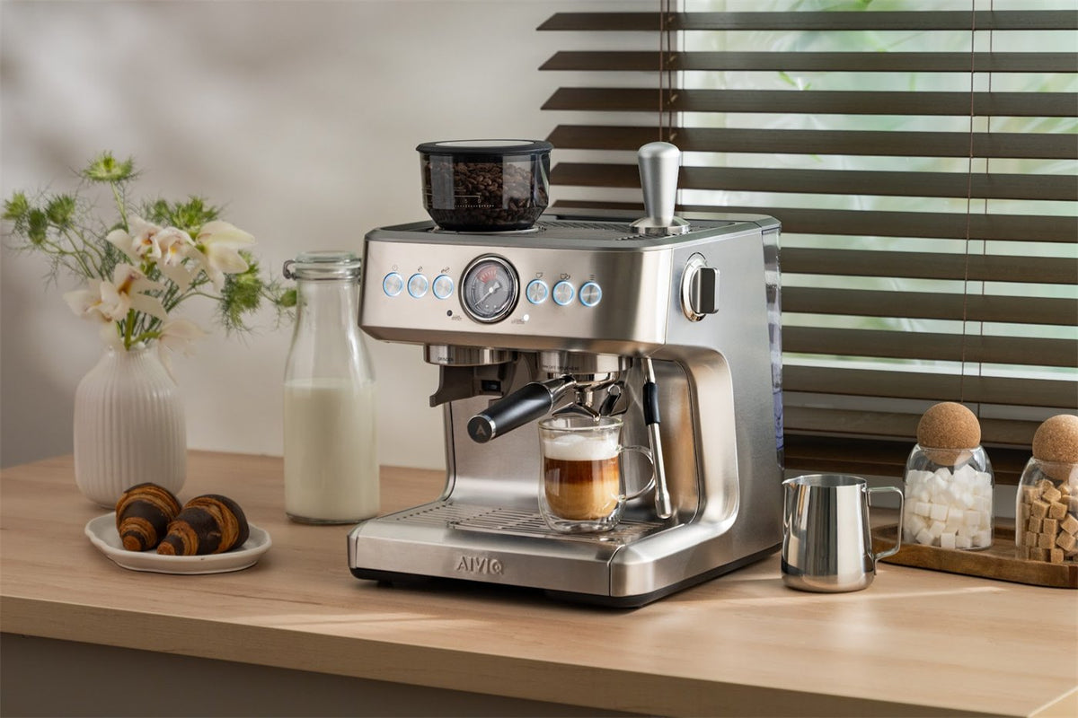 Aspire Brew med en latte på en köksbänk