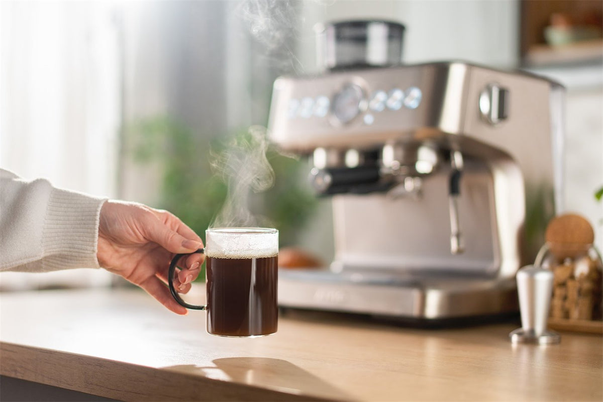 En kopp kaffe vid Aspire Core på en ljus köksbänk